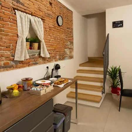 The Bricks Free Parking Couette-café